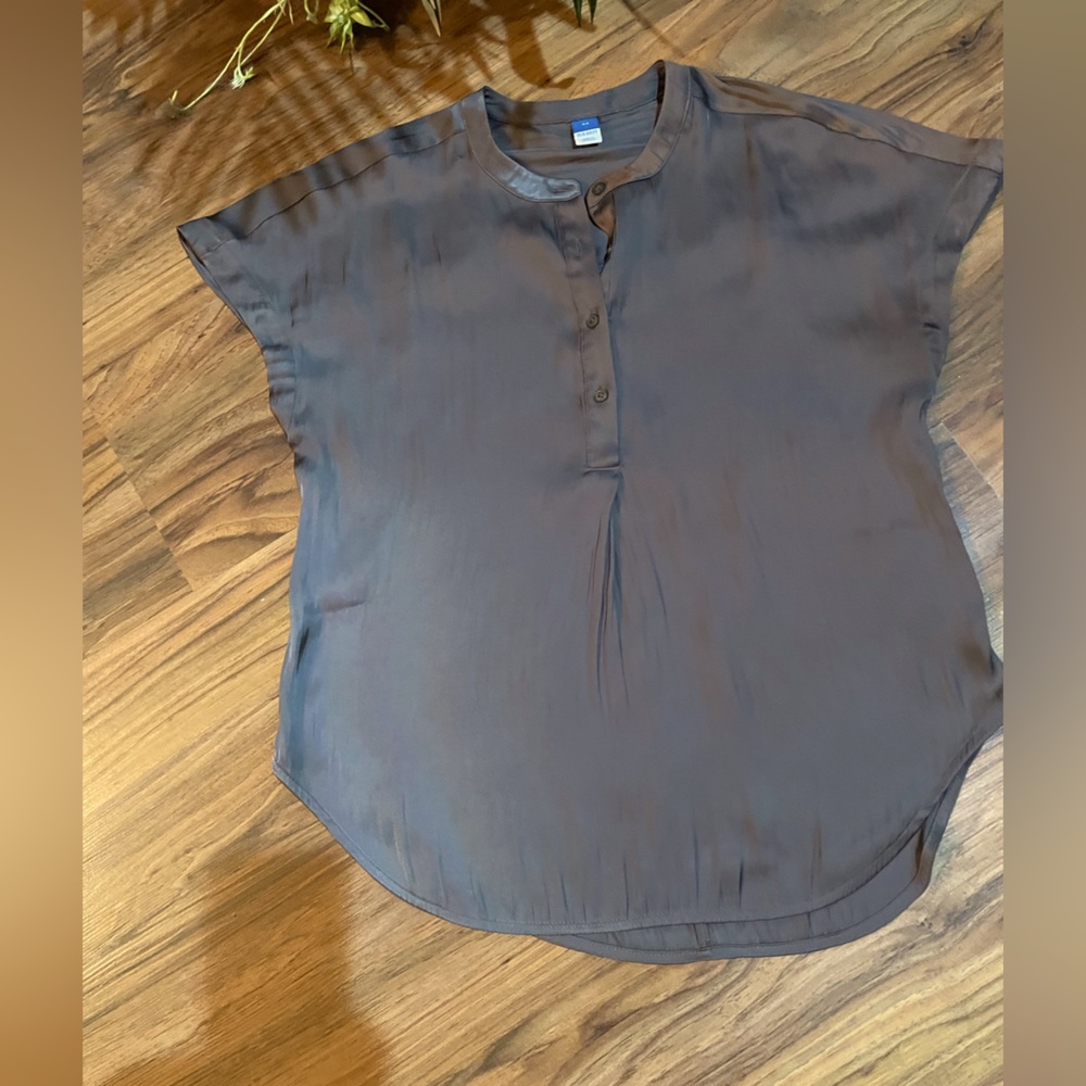 OLD NAVY short sleeve Satin Shirt in gray new without tags never worn SZ: XS NEW
